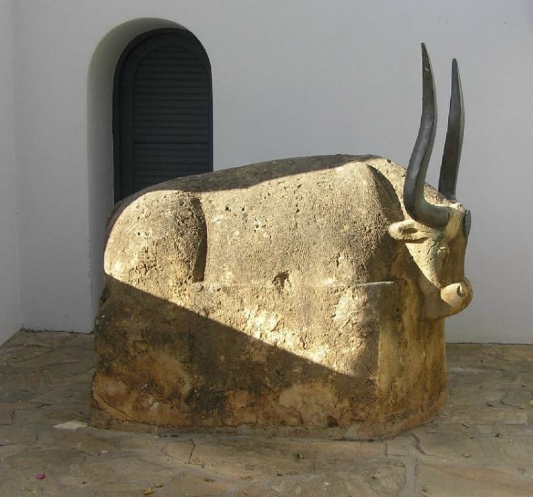 Skulptur am Hoteleingang Minos Beach Art Hotel