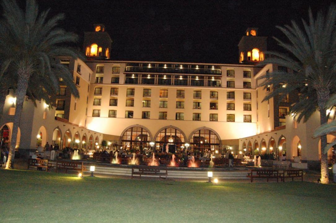 Hotel am Abend von der Gartenanlage gesehen Lopesan Costa Meloneras, Resort & Spa