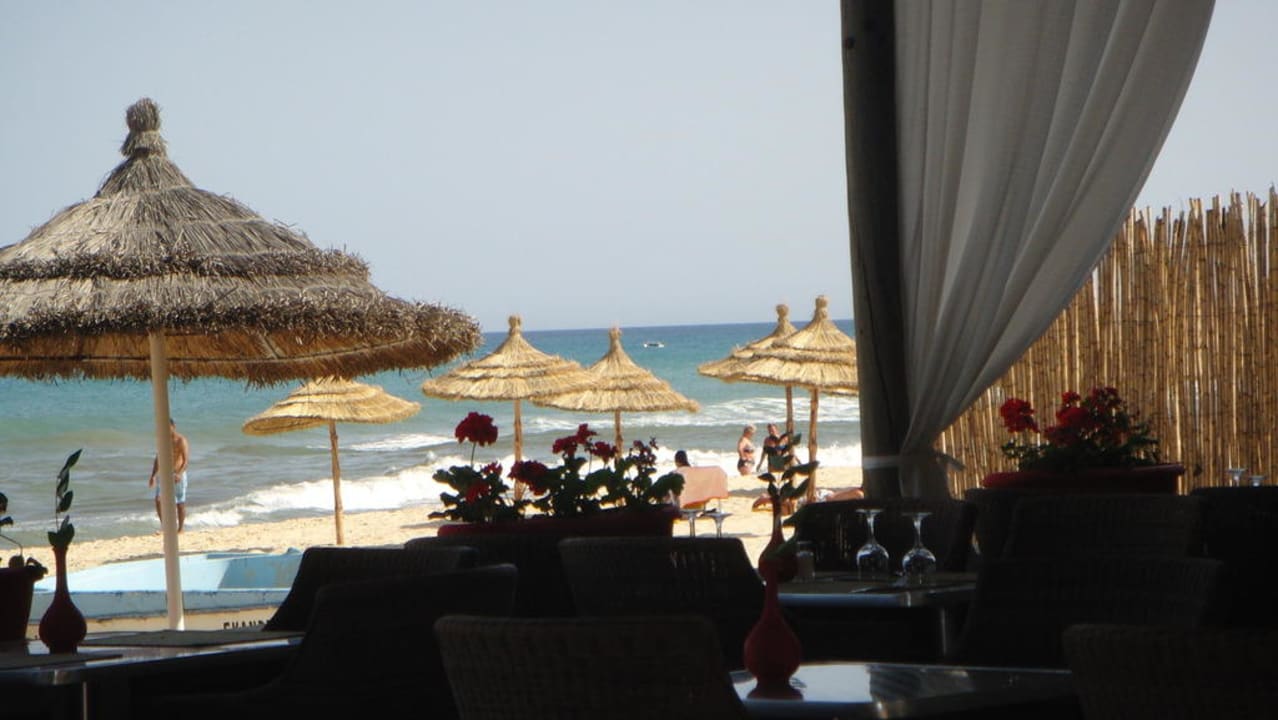 Strandbar mit Blick zum Meer Hotel Royal Nozha