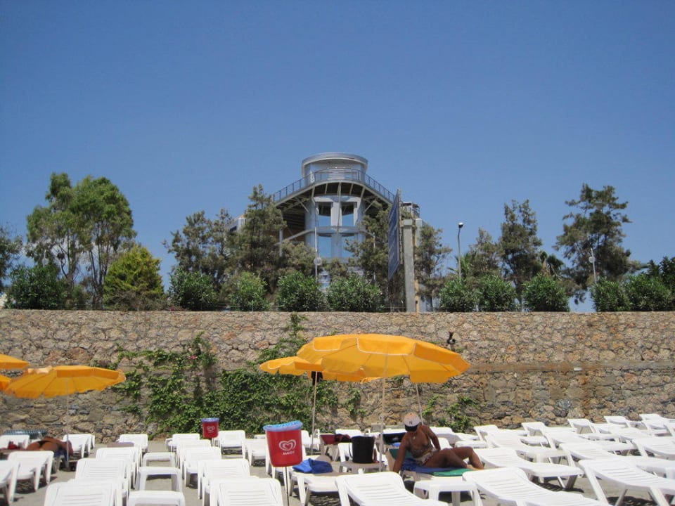 Blick vom Strand auf das Hotel Grand Kaptan
