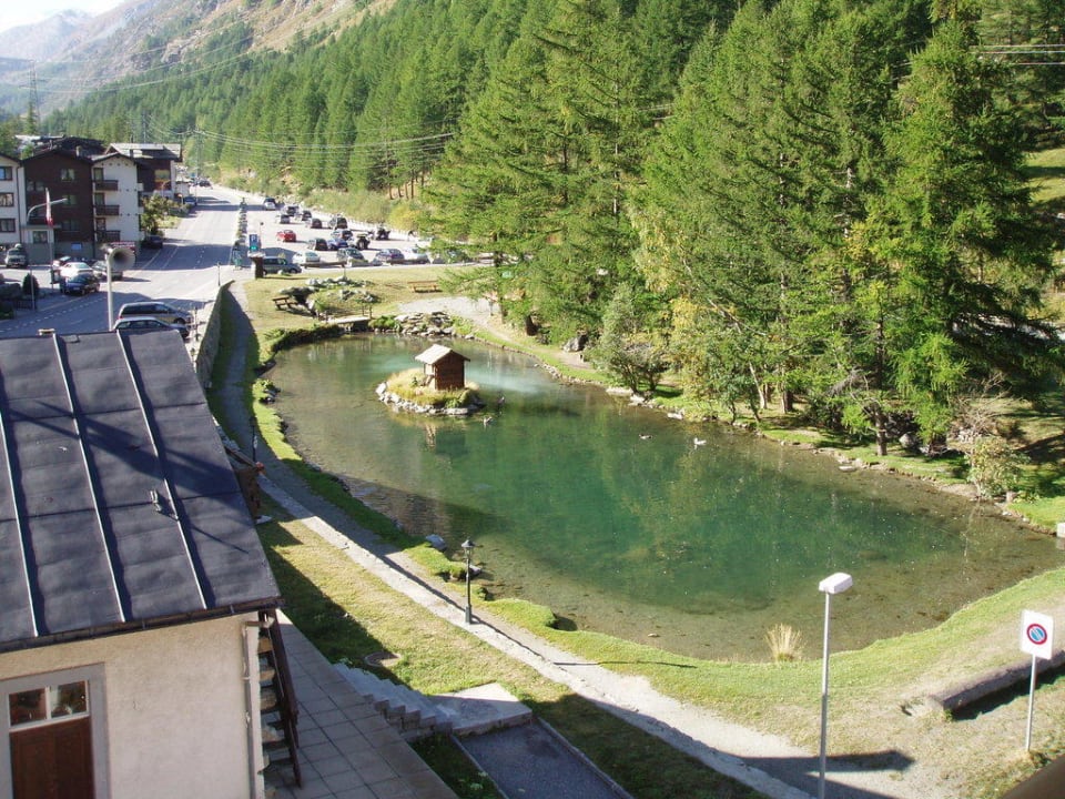 Blick vom Hotel Portjengrat auf einen kleinen Teich Hotel Portjengrat