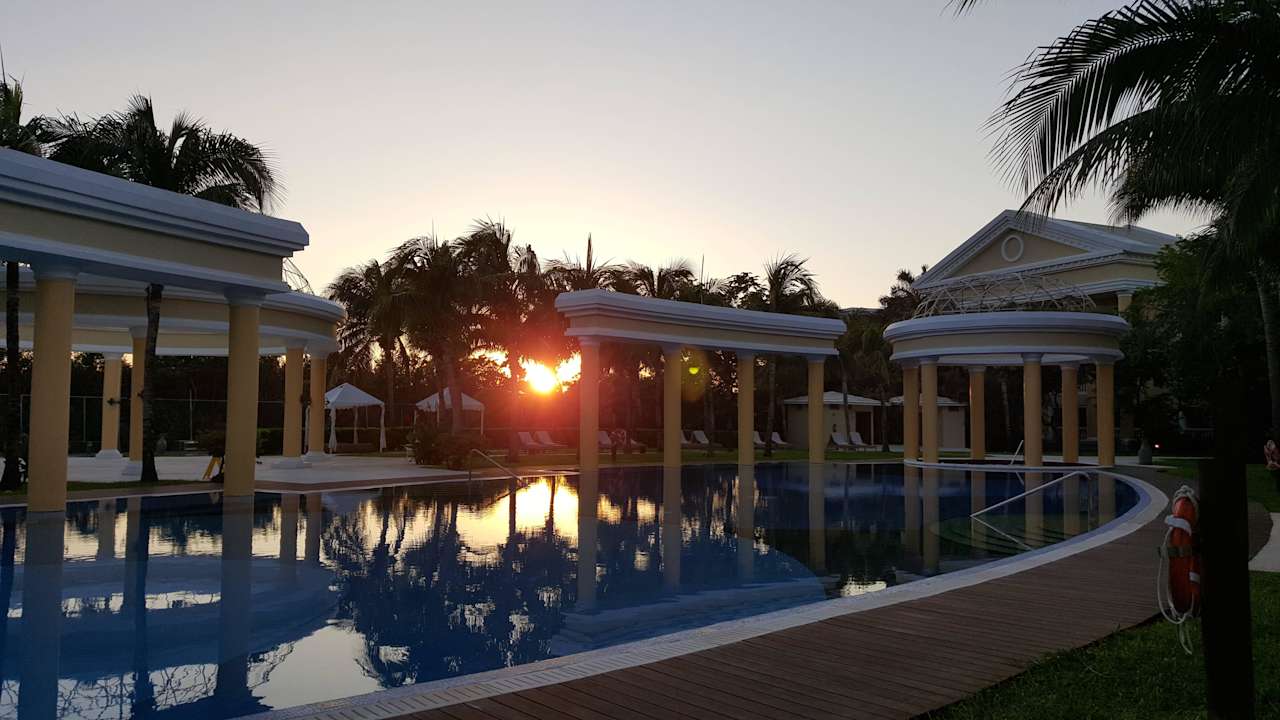 Ruhepool bei Sonnenuntergang JOIA Paraiso by Iberostar