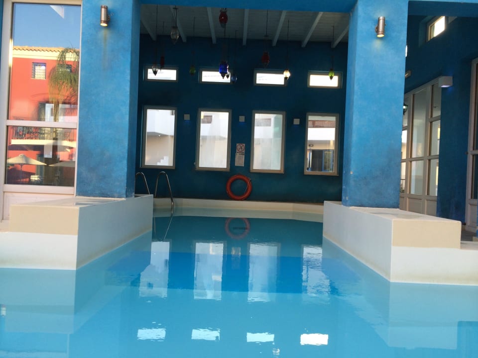 Kleines überdachtes Hallenbad Grecotel Plaza Beach House