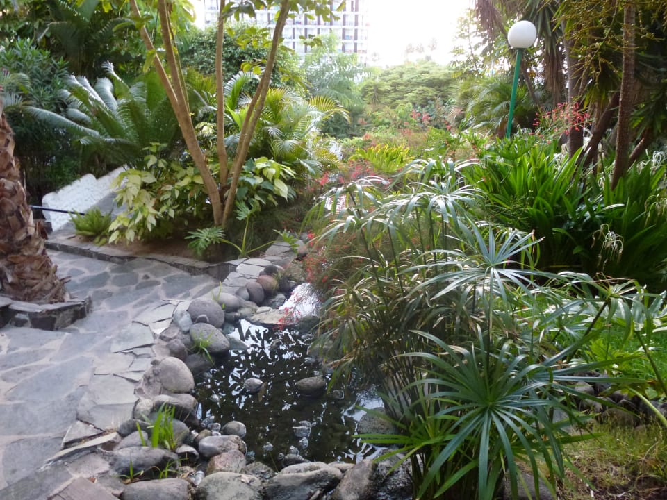 Weg zum unteren Pool allsun Hotel Lucana