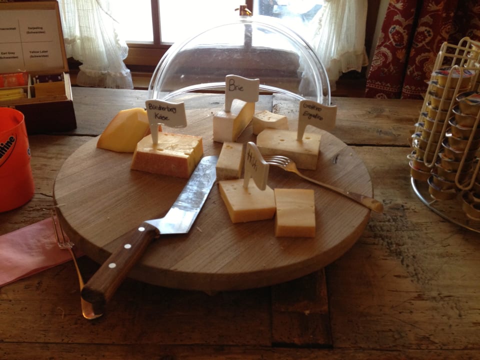 Verschillende soorten kaas bij het ontbijt Hotel Vorab - Familienbetrieb mit Herz