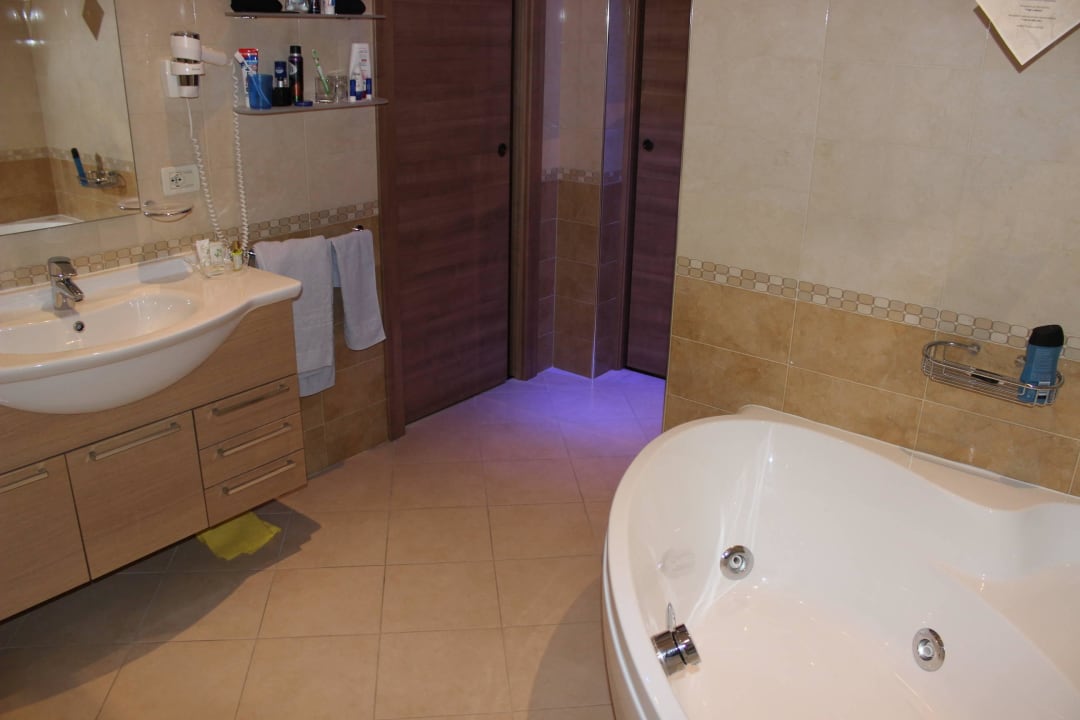 Bad der Panoramasuite Hotel Caravel