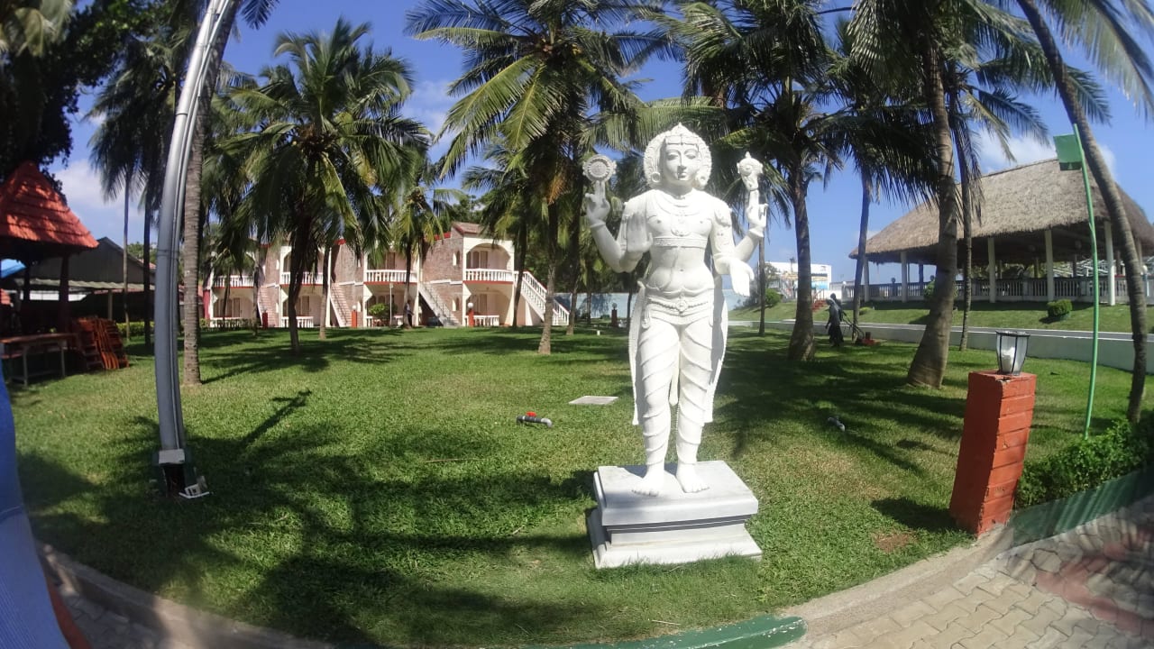 Gartenanlage mit Blick auf die Wohnhäuser Hotel Ideal Beach Resort