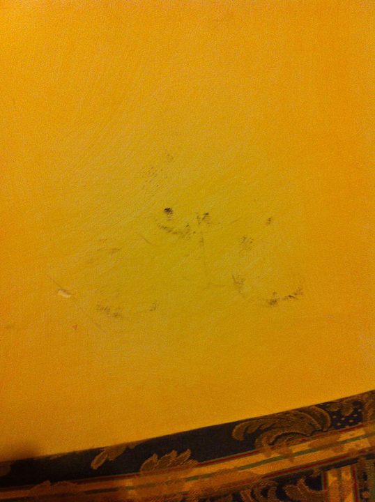 Dreckige Zimmerwand Hotel Quisisana