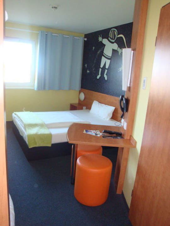 Blick von der Tür zum Fenster B&B Hotel Oberhausen am Centro