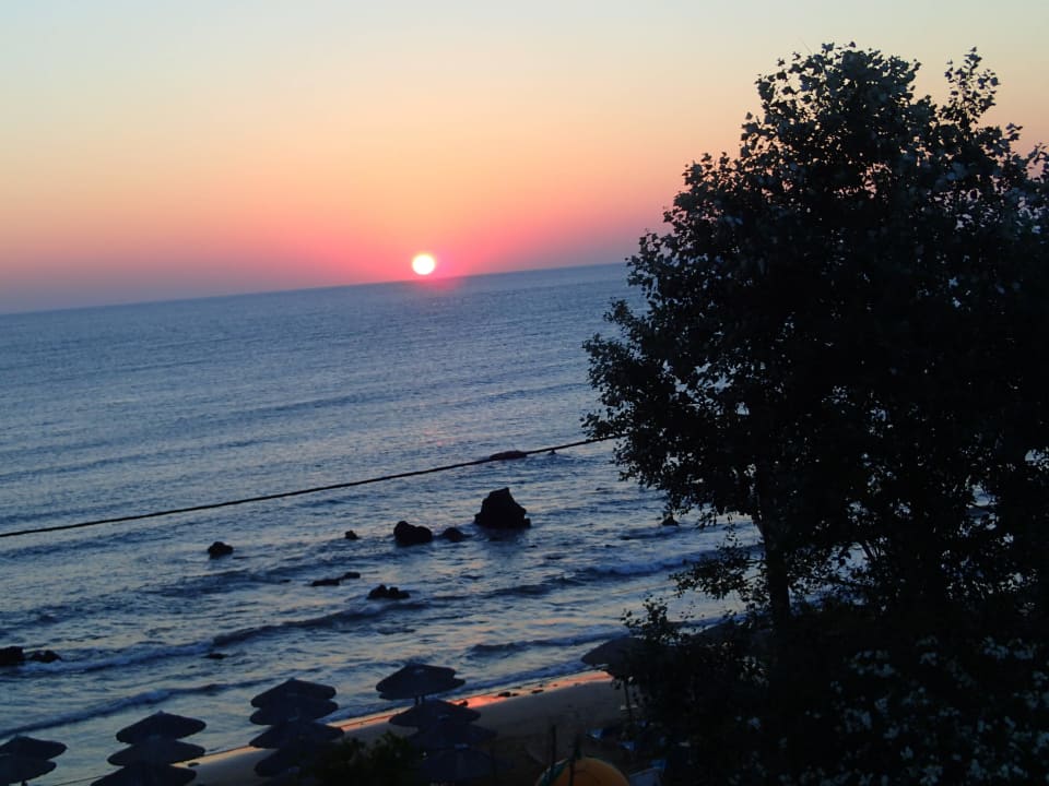 Strand mit Sonnenaufgang Hotel Corissia Princess