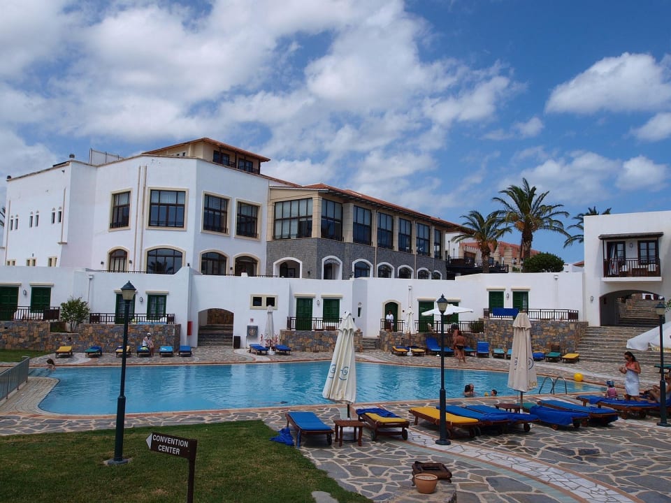 Leżaki przy małym basenie Creta Maris Resort