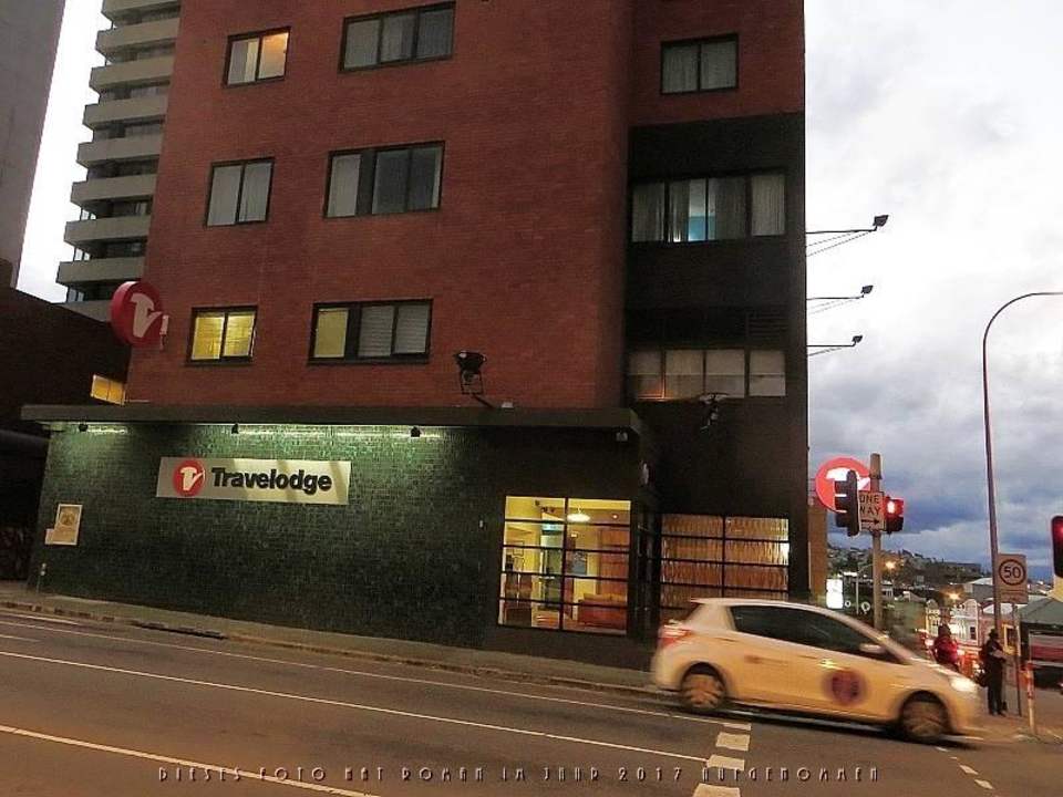 Das Hotel mit einer Fußgängerampel  a.d. Kreuzung Travelodge Hobart