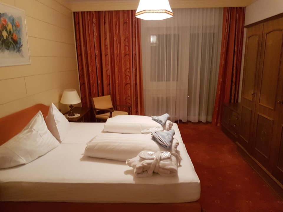 Alte und kaputte Möbel, Bett "mit Ritze" VAYA Kühtai