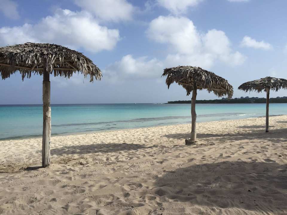 Der Hotelstrand am Morgen Hotel Playa Pesquero