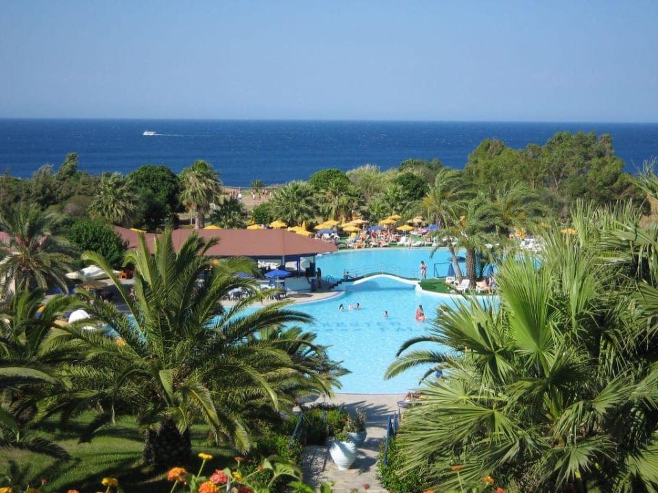 ein Blick auf den Pool Kresten Palace Hotel