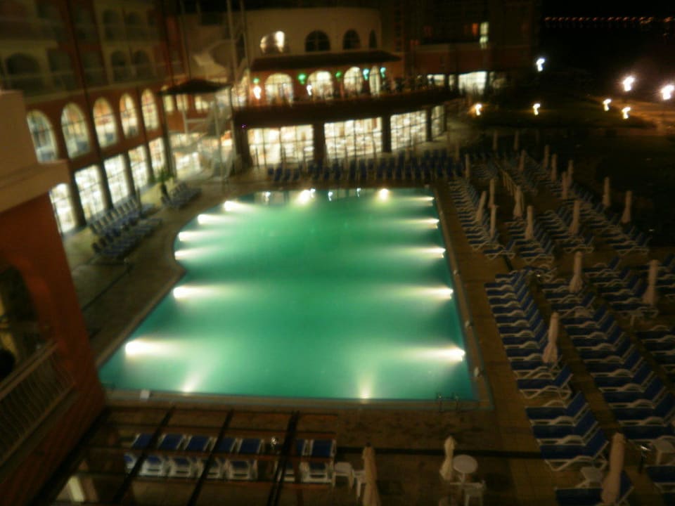 Bei Nacht: der Pool & der Essensraum Sol Luna Bay