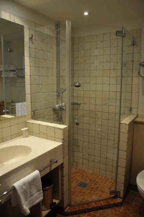 Badezimmer mit Dusche Dünenhotel Alt-Rantum