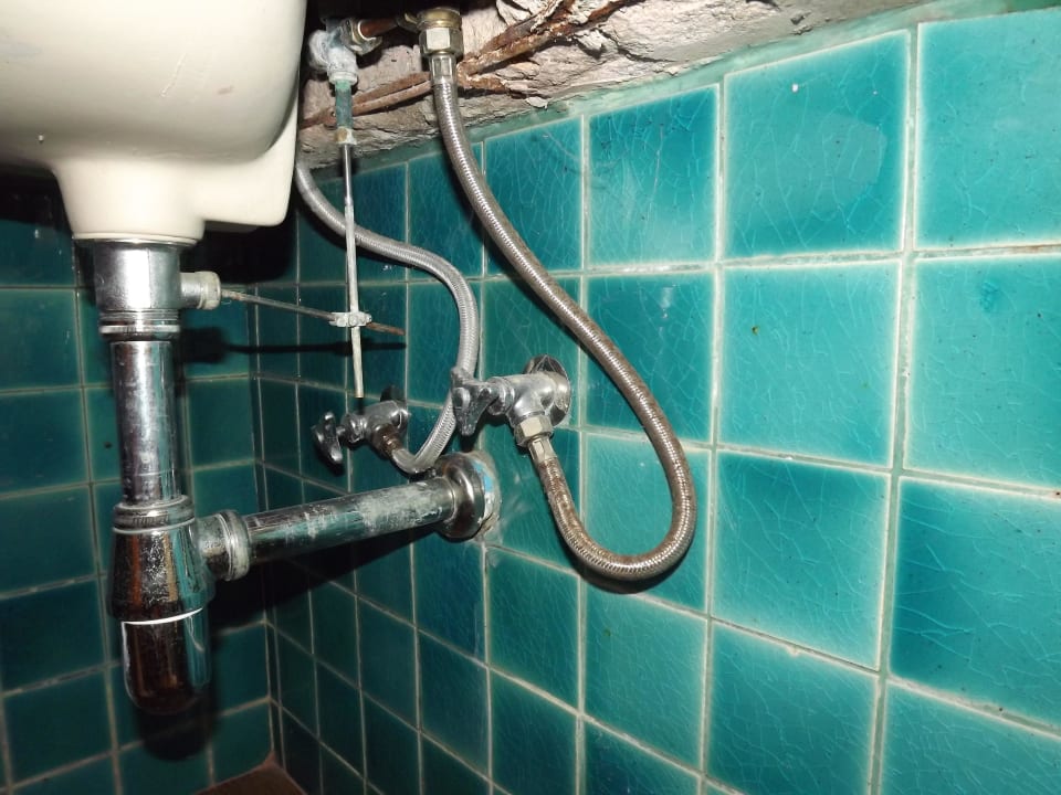 Unter dem Waschbecken im Bad The Fair House Beach Resort