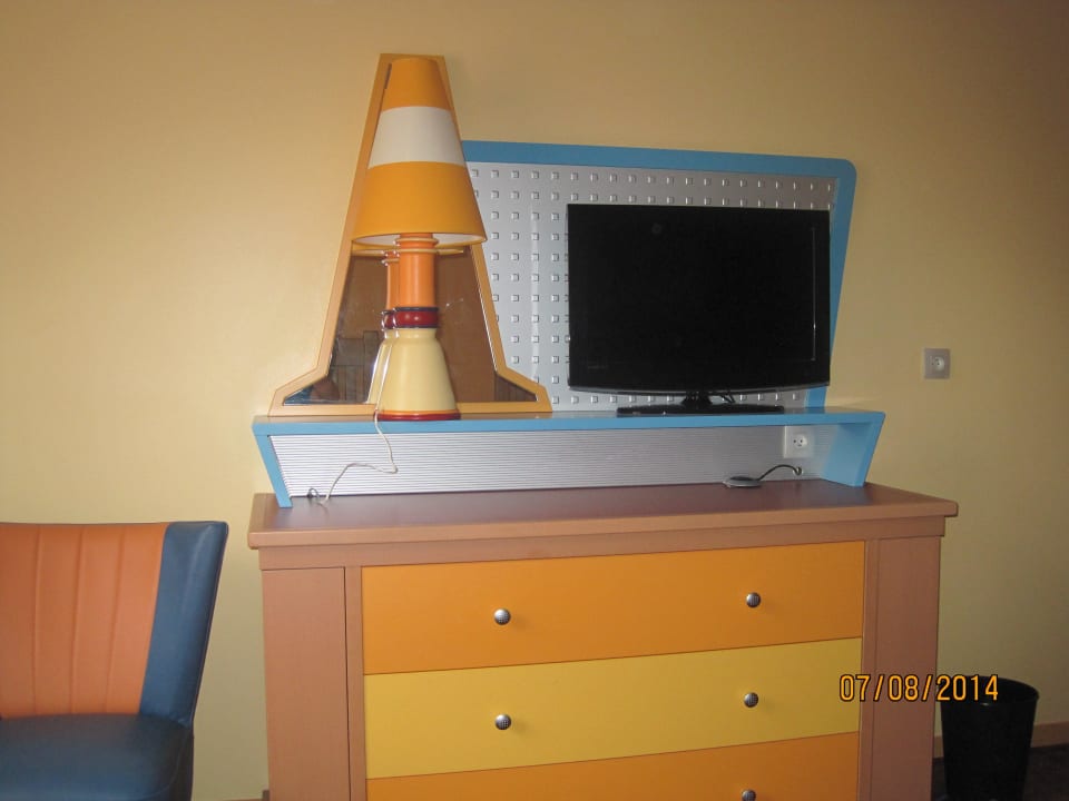 "Kommode mit TV gegenüber den Betten" Disney's Hotel Santa Fe (Coupvray