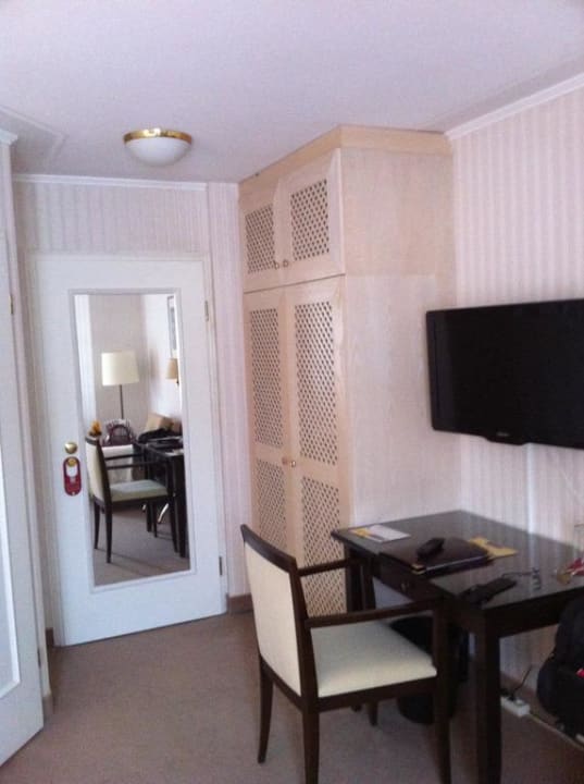 Eingang und Schreibtisch Atrium Hotel Amadeus