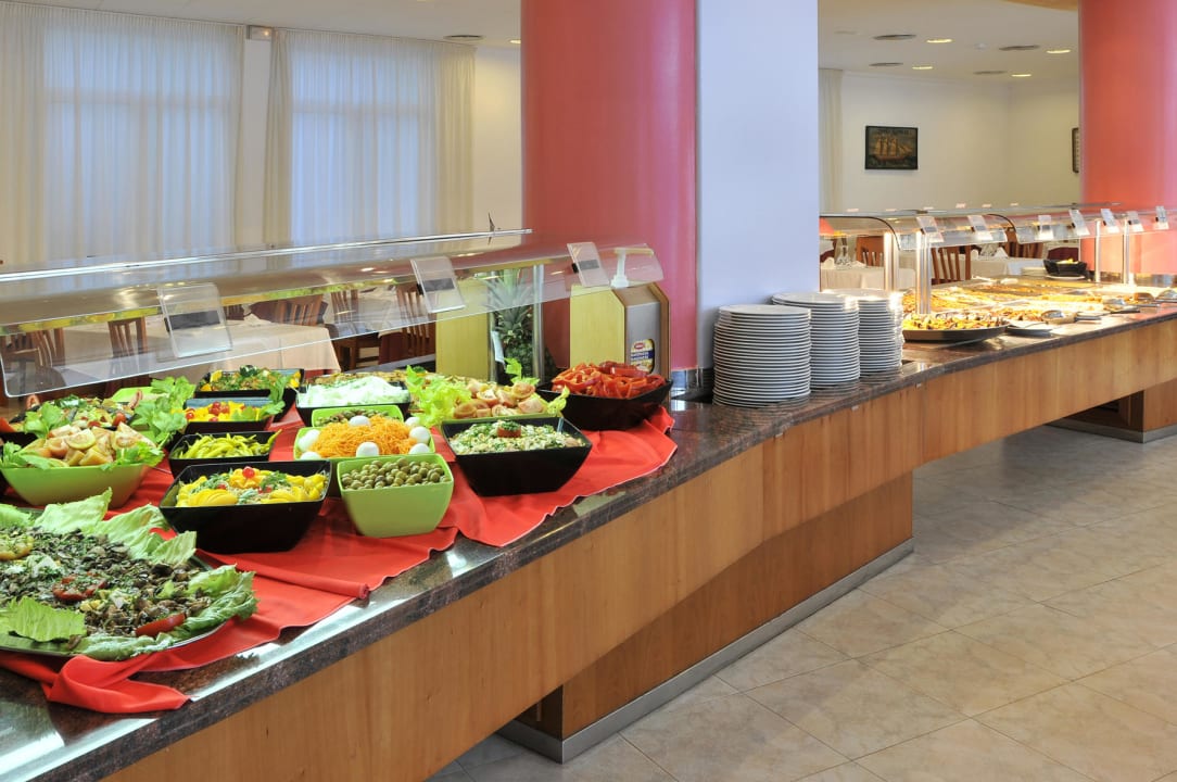 Buffet en el restaurant Hotel GHT Maritim