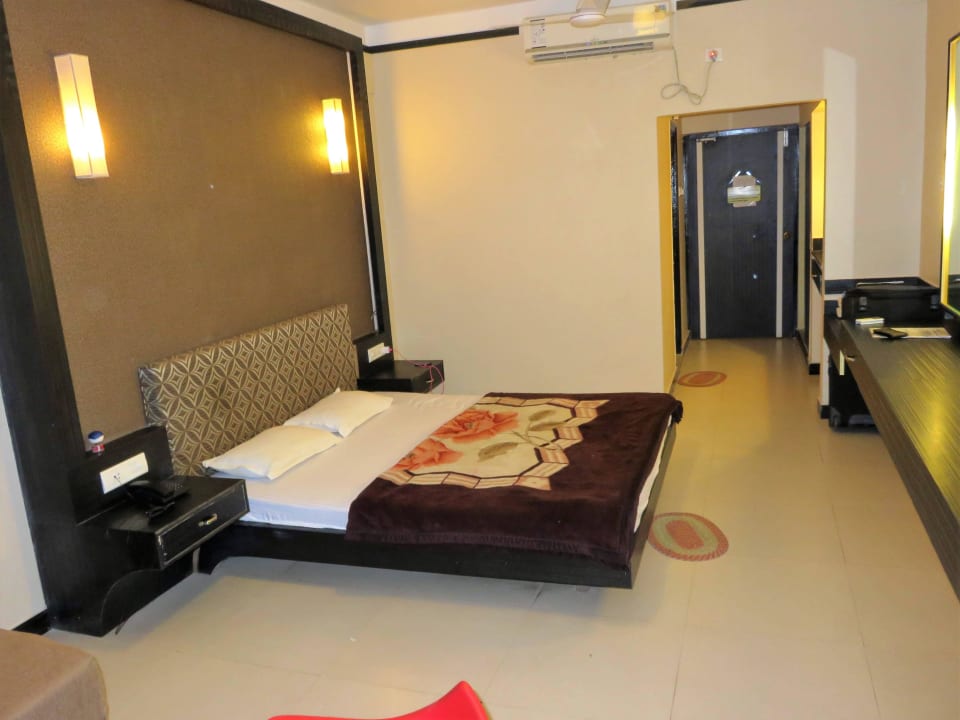 Doppelbett #3304 mit Decke aber ohne Laken Hotel Sonar Bangla Tarapith