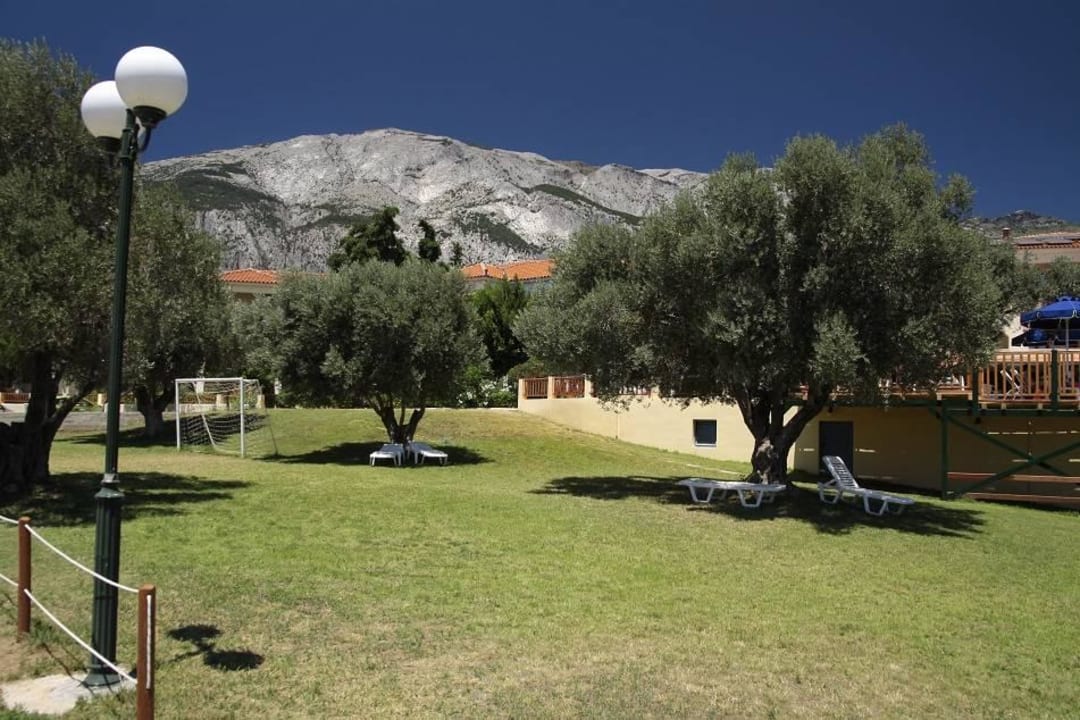 Widoczek na góry z placu zabaw Hotel Kampos Village Resort