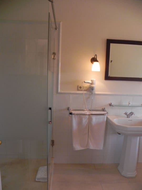 Door difficult to open,large towel rail in the way Hotel La Fuente De La Higuera