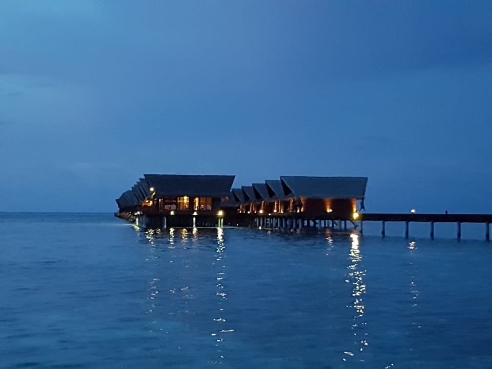 Blick auf die Ocean Villas in der Dämmerung Adaaran Select Hudhuran Fushi - Premium All Inclusive