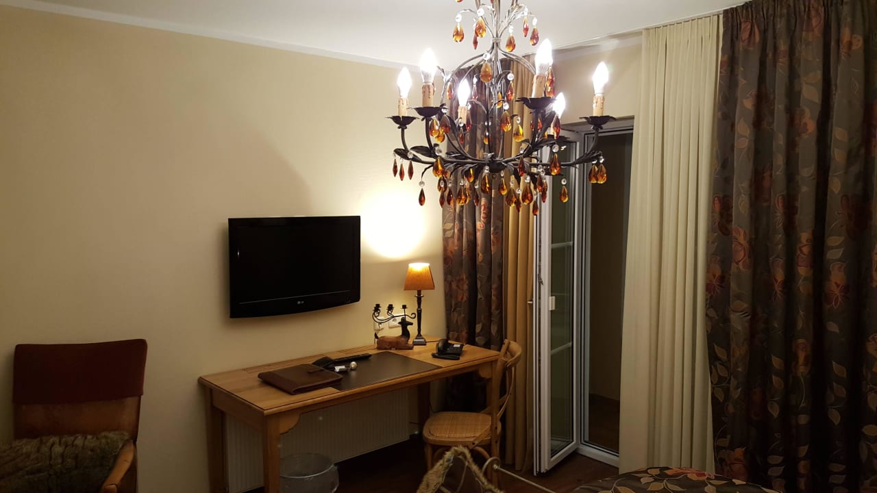 Schreibtisch vom Bett aus gesehen Hotel Ampervilla