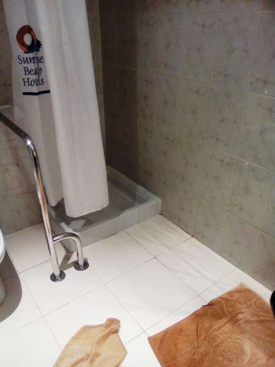 Blick auf die zu kleine Dusche SBH Costa Calma Beach Resort