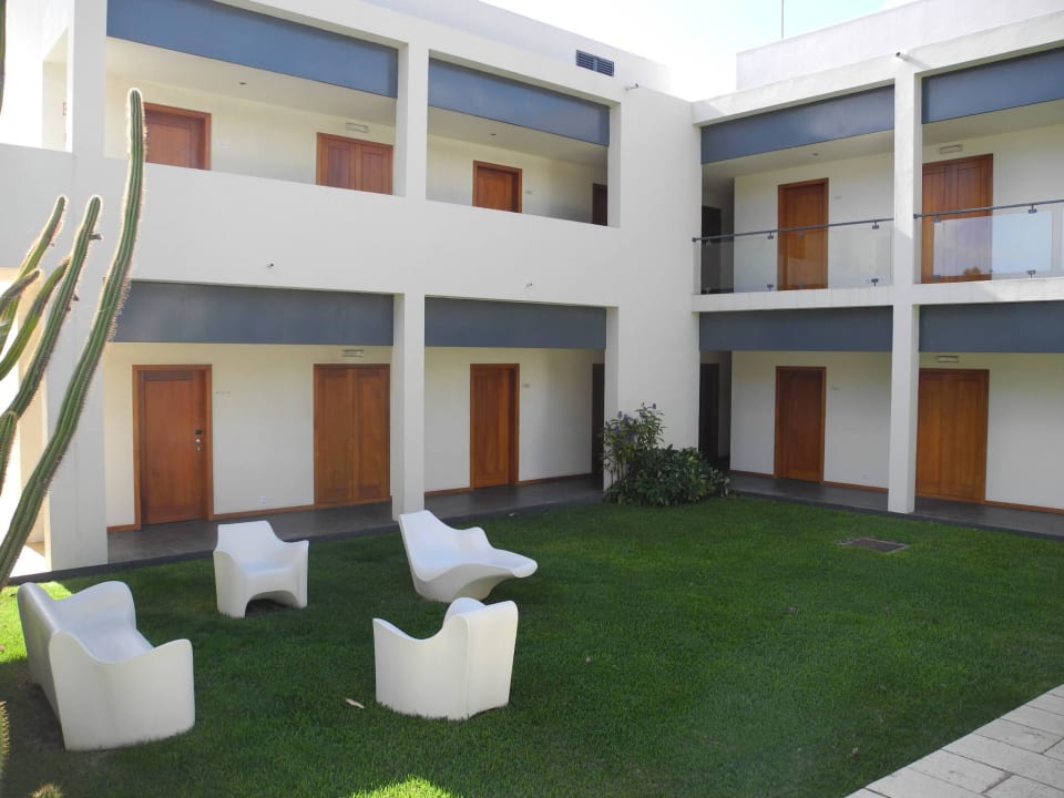 Bereich zwischen Wohngebäuden, etwas kahl Hotel Estalagem da Ponta do Sol