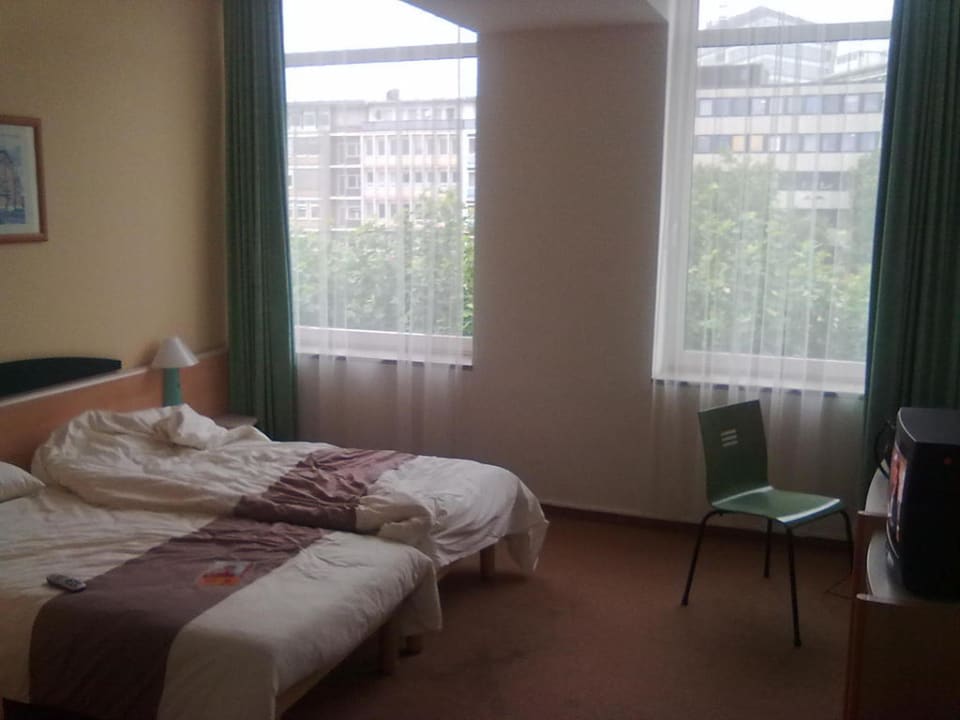 Blick von der Tür ins Zimmer B&B Hotel Bochum Hbf-Süd