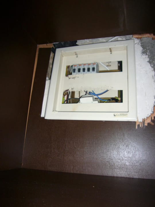Offener Sicherungskasten im Schrank! Seaden Corolla Hotel