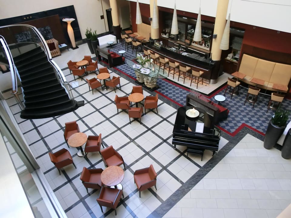 Blick aus der 1.Etage Steigenberger Hotel de Saxe