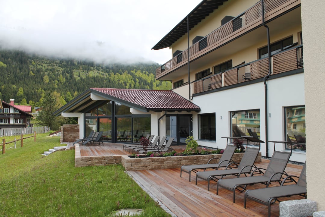 Liegen im Außenbereich Panoramahotel Oberjoch
