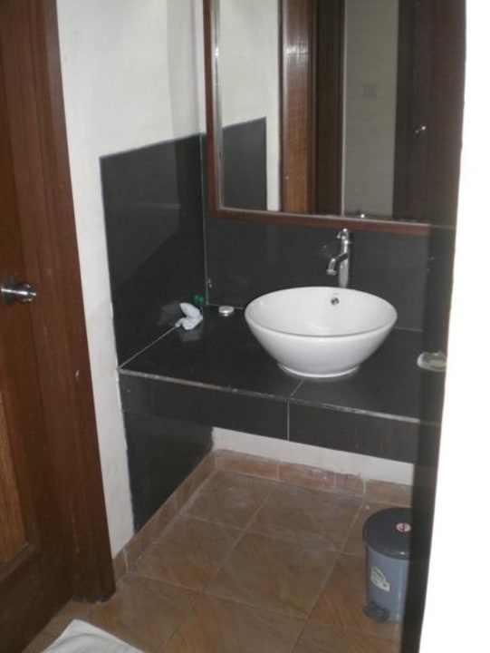 Badezimmer - von weitem alle schön, von nahem naja Mutiara Carita Cottages