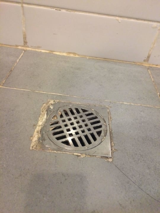 Badezimmer im Detail, nicht unbedingt sehr sauber Hotel See The Sea - Designed Rooms