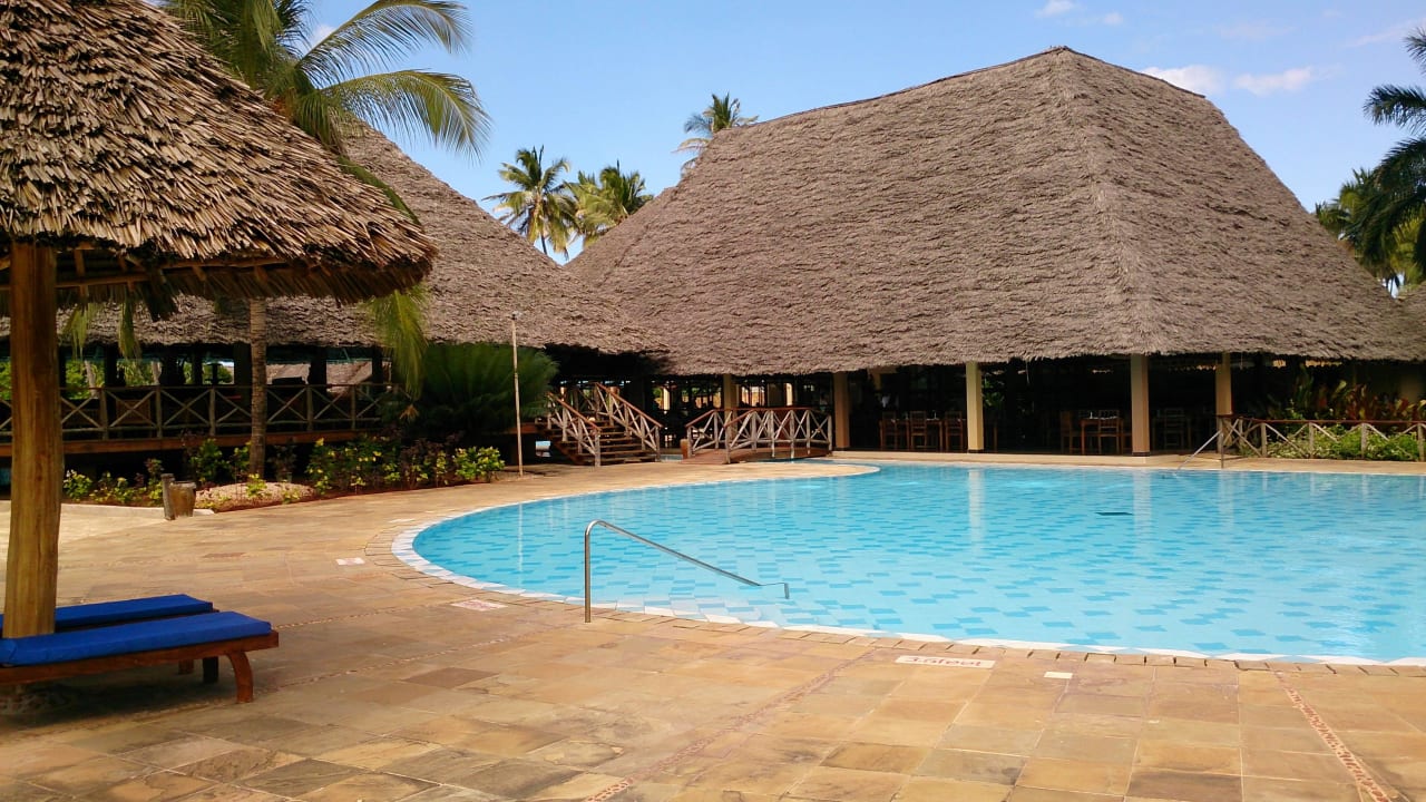Pool mit Restaurant Neptune Pwani Beach Resort & Spa