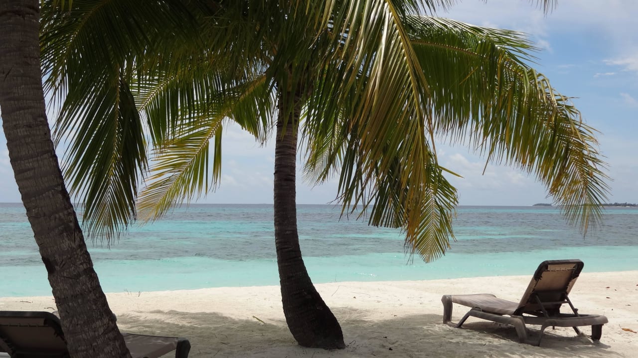 Rechts vom Bungalow 129 Kuredu Island Resort & Spa