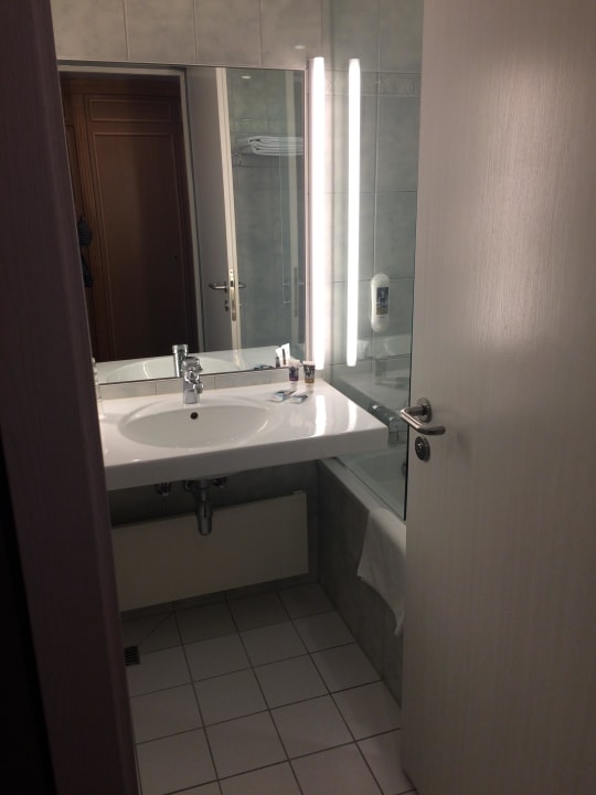 Bad vom Zimmereingang Mercure Hotel Berlin Tempelhof