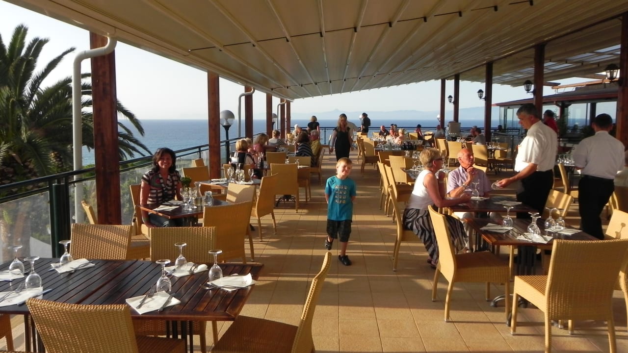 Terrasse des Hauptrestaurantes Aldiana Club Rocca Nettuno Calabria