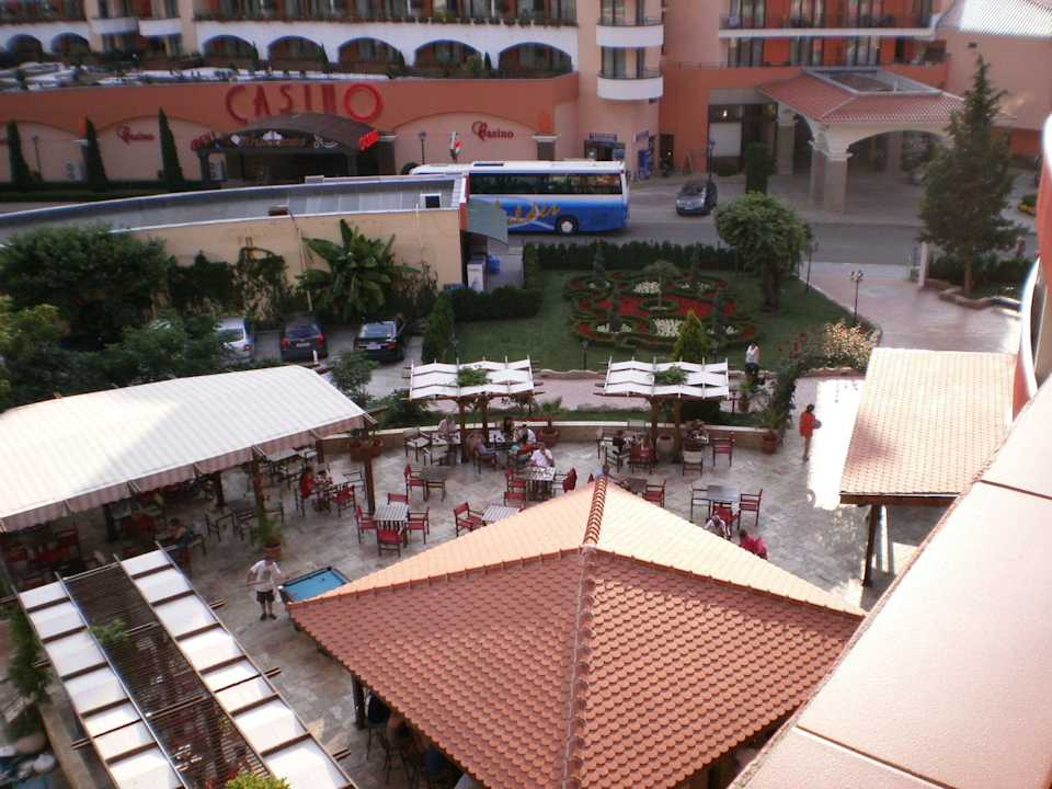 Z balkonu na bar Hotel Mena Palace