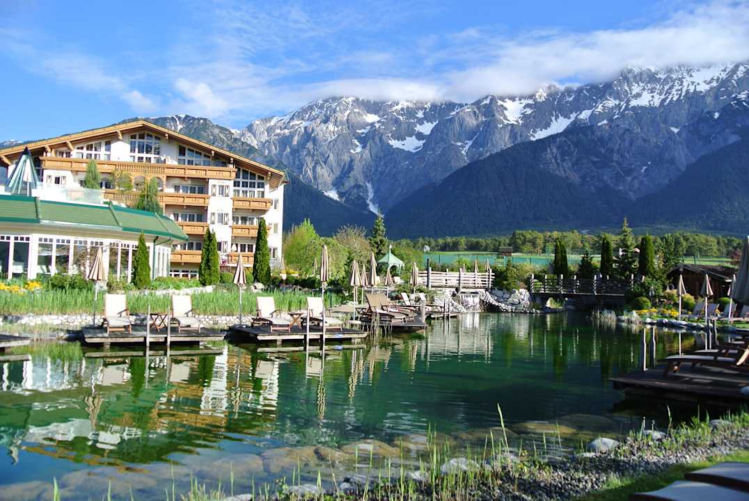 Le lac et le bâtiment des suites Alpenresort Schwarz