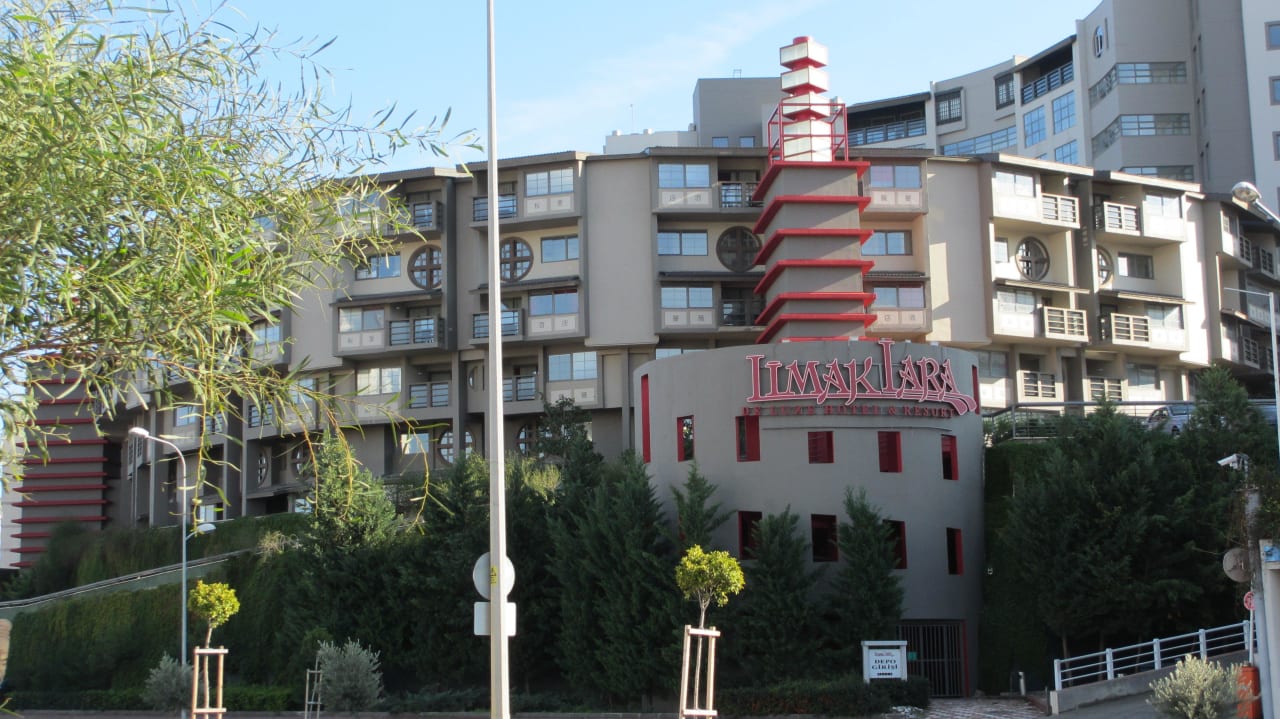 Blick von der Straße Limak Lara Deluxe Hotel & Resort