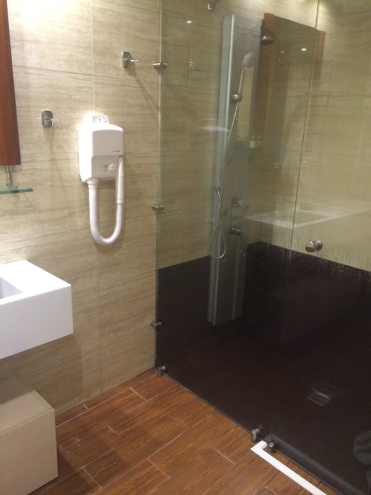 Badezimmer Suite mit großer Dusche Hotel Corissia Princess