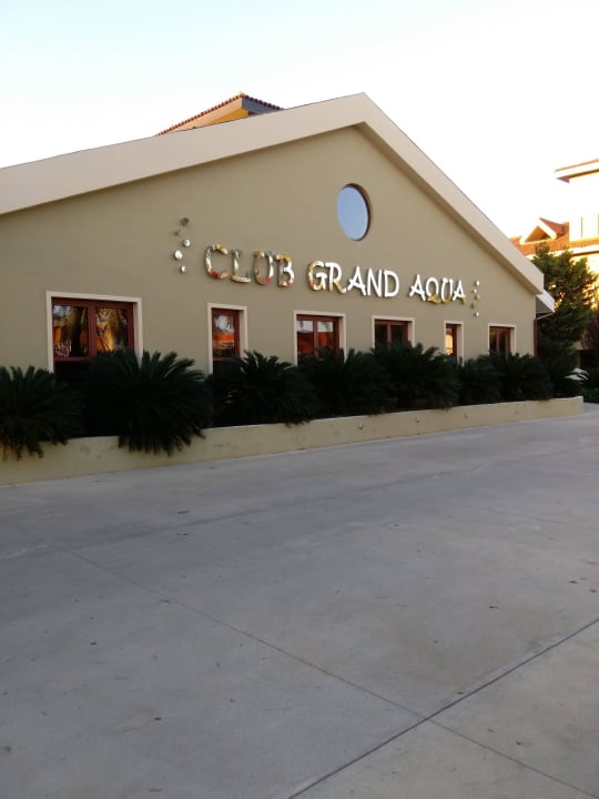 Hoteleinfahrt Club Grand Aqua