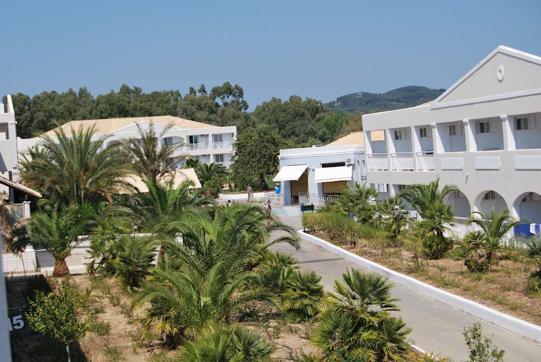 W tle sklep hotelowy, restauracja naprzeciwko Sandy Beach Resort