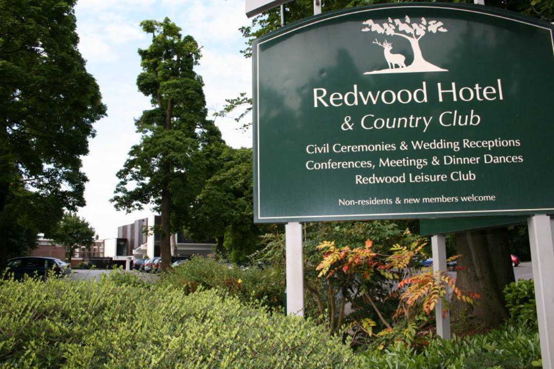 Hoteleinfahrt von der Strasse aus Redwood Hotel & Country Club