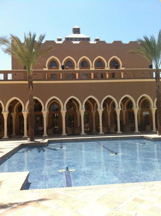 Ausblick von der Aussenbar zum Hauptgebäude  Grand Makadi